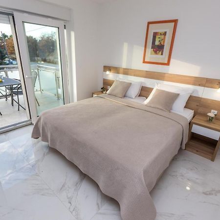 Apartmani Villa Paulo Starigrad Paklenica Exterior photo