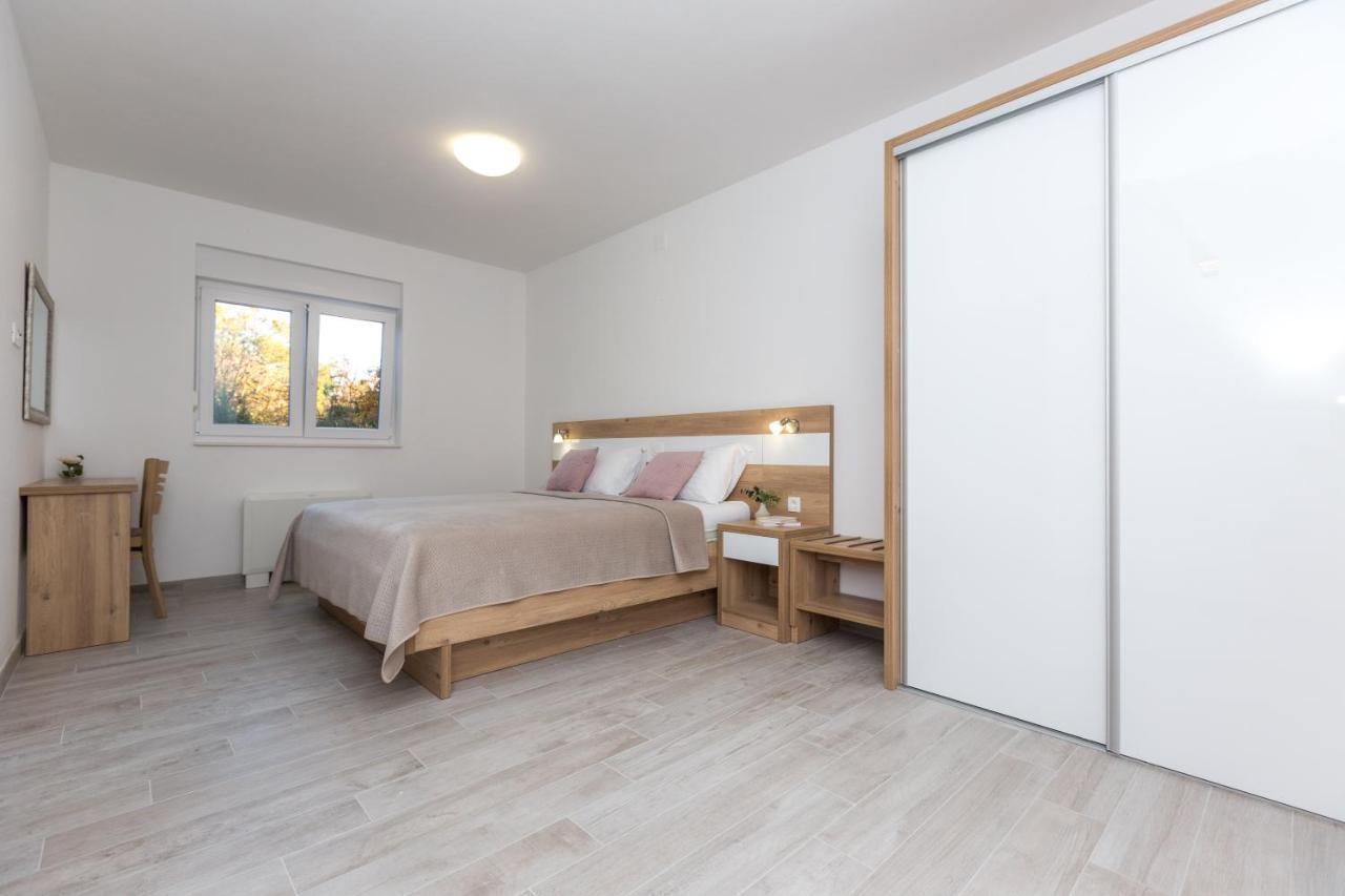 Apartmani Villa Paulo Starigrad Paklenica Exterior photo