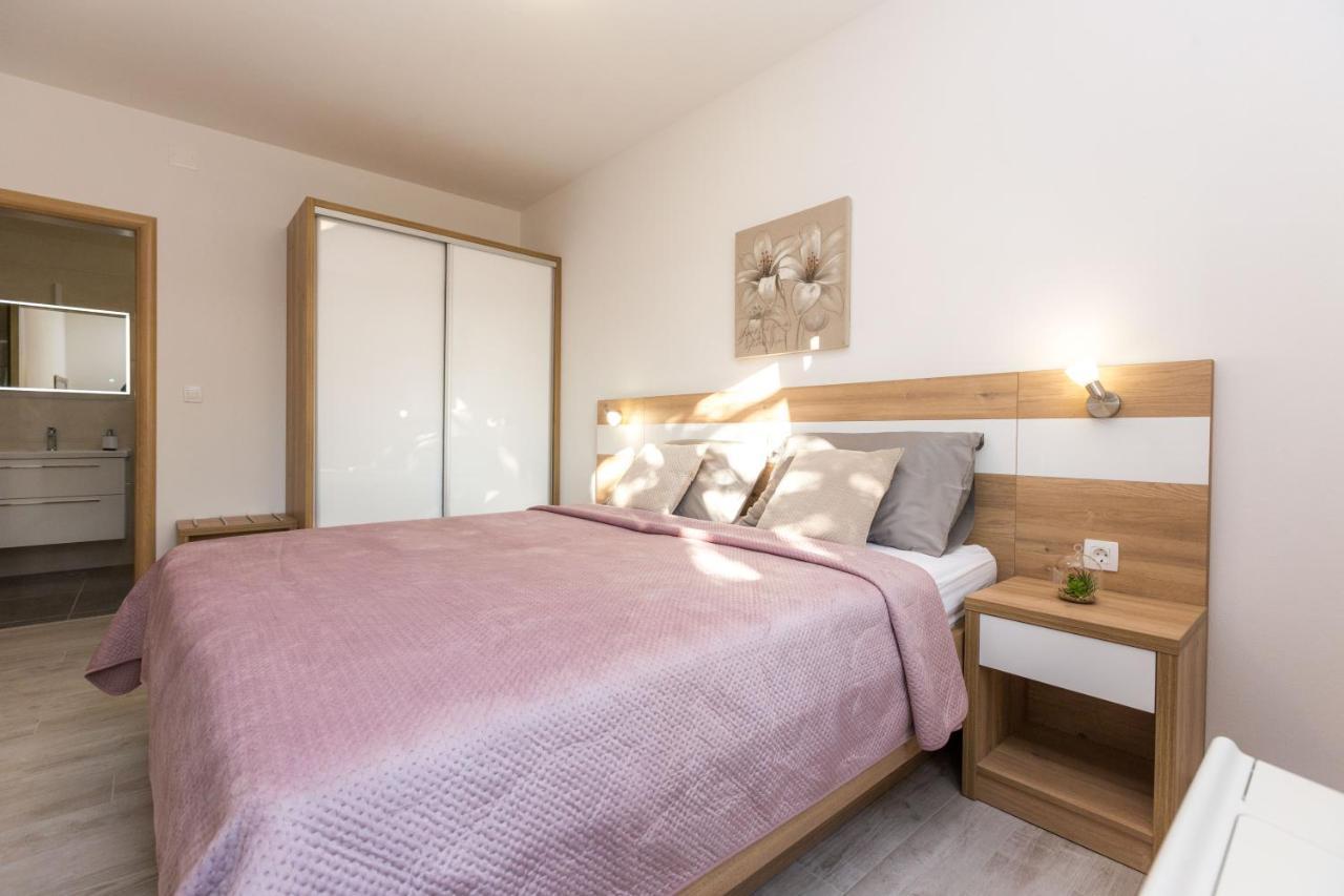 Apartmani Villa Paulo Starigrad Paklenica Exterior photo