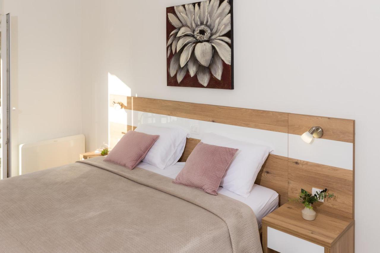 Apartmani Villa Paulo Starigrad Paklenica Exterior photo