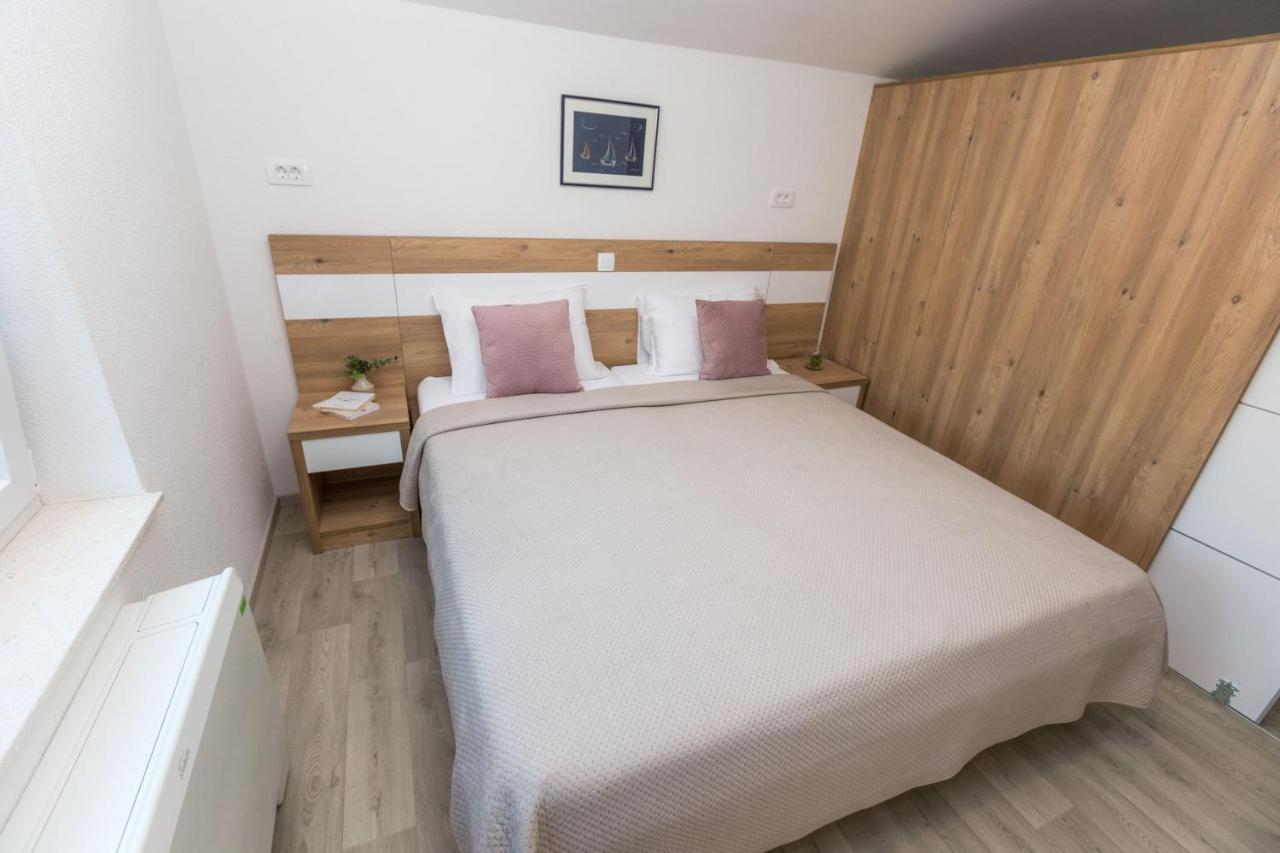 Apartmani Villa Paulo Starigrad Paklenica Exterior photo
