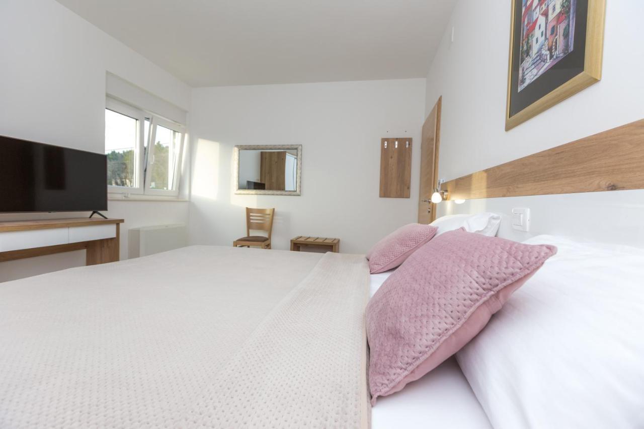 Apartmani Villa Paulo Starigrad Paklenica Exterior photo