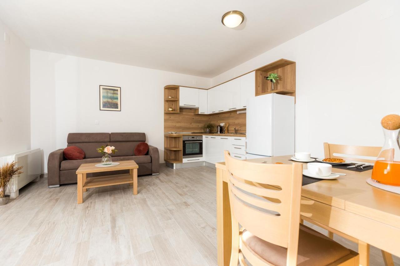 Apartmani Villa Paulo Starigrad Paklenica Exterior photo