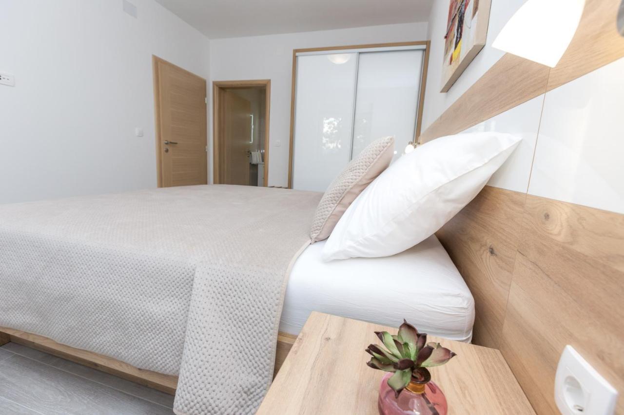 Apartmani Villa Paulo Starigrad Paklenica Exterior photo