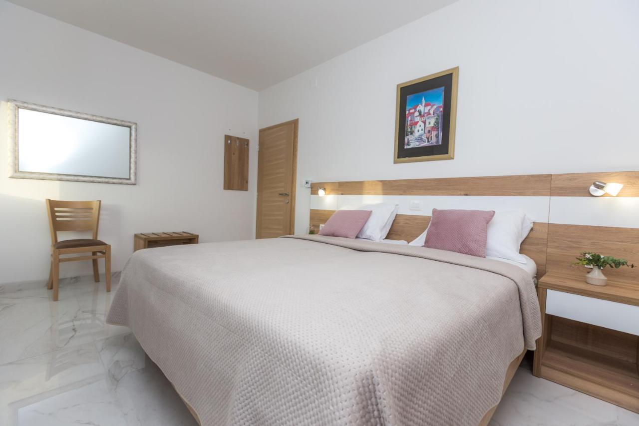 Apartmani Villa Paulo Starigrad Paklenica Exterior photo